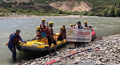 Kavurucu sıcaklarda raftingle serinlediler