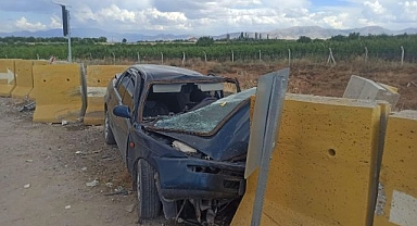 Kontrolden çıkıp bariyerlere çarptı