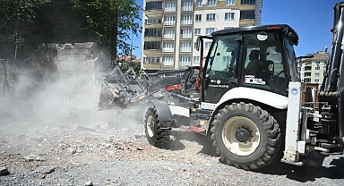 Metruk yapıların yıkımı sürüyor