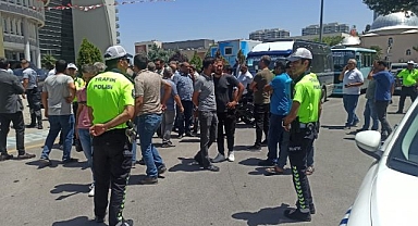 Minibüsçüler belediye önünde kontak kapattı