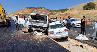 Otomobille kamyon çarpıştı: 3 yaralı