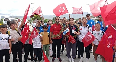 Şampiyonları havalimanında karşıladılar