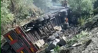 Tır sürücüsü yanmaktan son anda kurtuldu