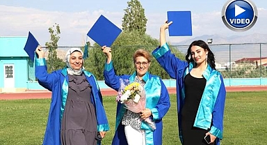 Üç çocuk, iki torun sahibi kadın üniversiteyi birincilikle bitirdi