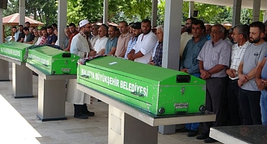 Uykularında öldürülen anne, kızı ve torunu defnedildi