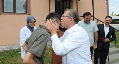 Vali, LGS şampiyonunu evinde ziyaret etti
