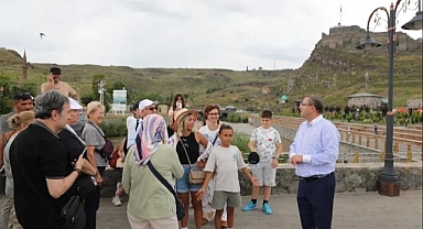 Vali turistlere rehberlik yaptı