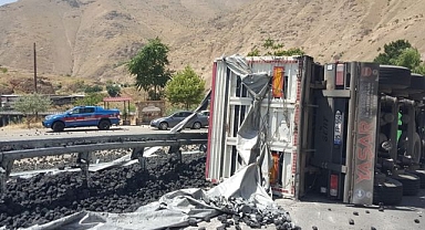Virajı alamayan kömür yüklü kamyon devrildi
