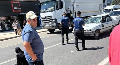 Yolun karşısına geçmeye çalışan yayalara araba çarptı
