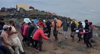Zirveye çıkan 3 dağcı kayboldu