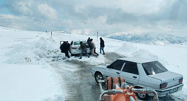 60 kişi yolda mahsur kaldı