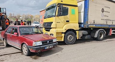 Aşkale'de tır otomobili sürükledi: 3 yaralı