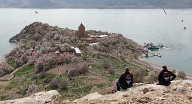 Badem çiçekleri görsel şölene dönüştü