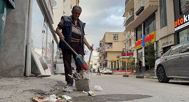 Belediyenin temizlemediği sokağı kendi süpürdü