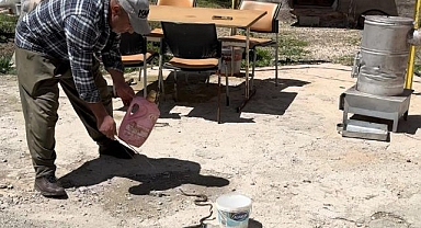Bu aile iki yıldır yılanlarla yaşıyor