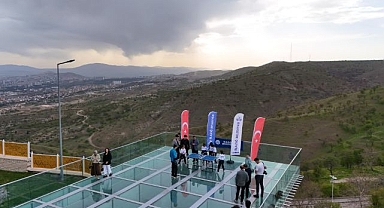 Cam teras üzerinde masa tenisi