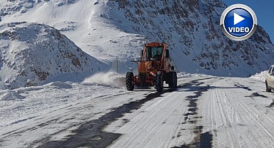 Çığ düşen yol ulaşıma açıldı