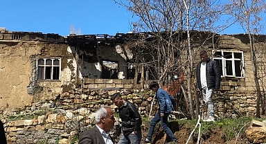 Çıkan yangında bir ev küle döndü