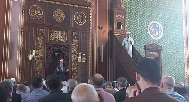 Cuma hutbesi işaret diliyle aktarılıyor