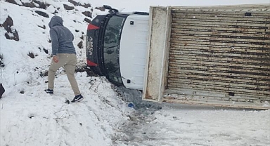 Devrilen kamyonetten sağ çıktılar