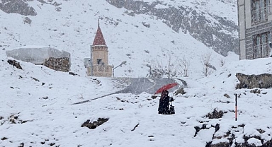 Doğuda kar yağışı ulaşımı tıkadı