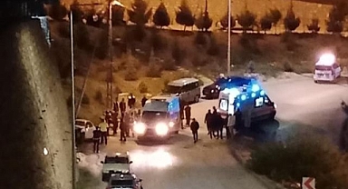 Elektrik direğine çarpan araçta 3 kişi yaralandı