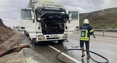 Erzurum'da seyir halindeki tırda yangın çıktı