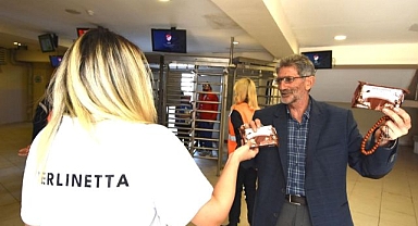 Erzurumsporlu taraftarlara maç öncesi gofret ikramı…