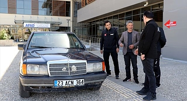 Filistin'e destek için arabasını bağışladı