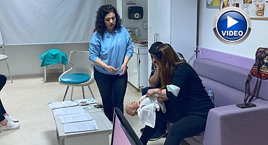 Gebe okulunda Heimlich manevrası eğitimi