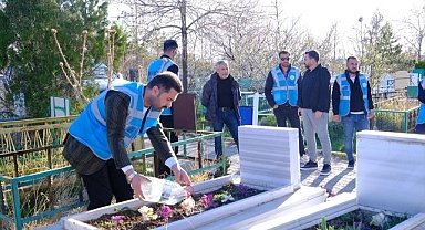 Gençler şehit kabirlerinde temizlik yaptı