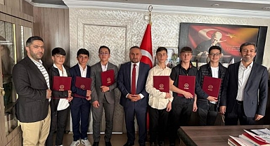 Hafız öğrenciler belge alma sevinci