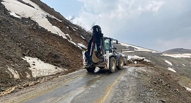 Heyelan nedeniyle kapanan yol ulaşıma açıldı