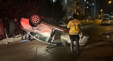 İki otomobil çarpıştı: Araç ters döndü!