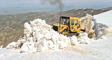 Kar 2 metreyi buldu: Ekipler harekete geçti