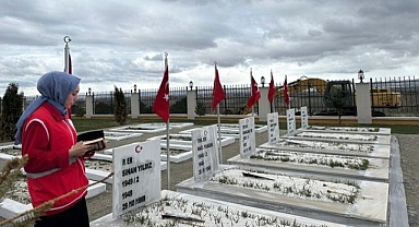 Kızılay gönüllülerinden şehitliğe ziyaret