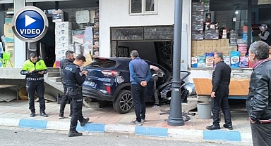 Kontrolden çıkan otomobil binaya girdi