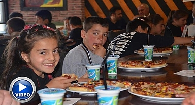 Köy çocuklarına pizza ikramı