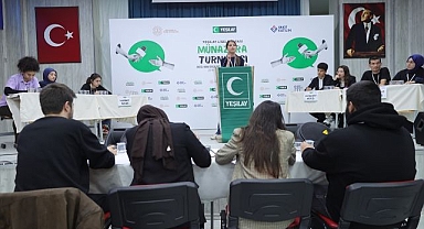 Liseliler münazarada ter döktü