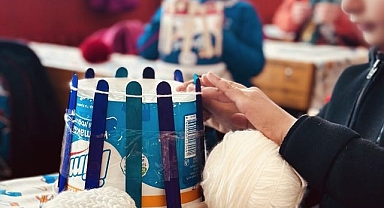 Minik öğrenciler kovalardan atkı örüyor