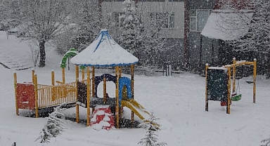 Nisan ayında lapa lapa kar yağıyor