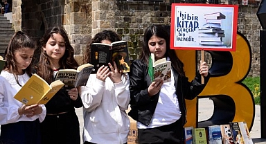 Öğrencilere kitap okuma etkinliği