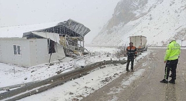 Önce bariyerlere, sonra konteynere çarptı