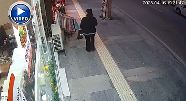 Önce gider gibi yaptı ardından dönüp çaldı