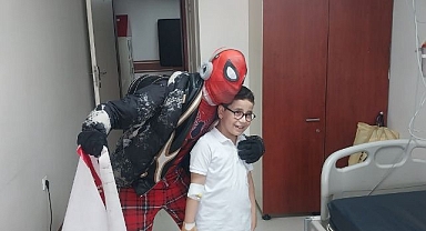 Örümcek adam hasta çocuklara neşe kattı