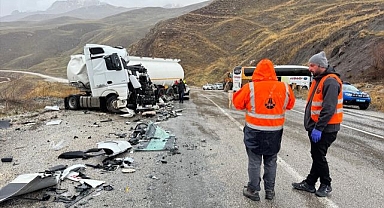 Otobüs ile yakıt tankeri çarpıştı! Ortalık savaş alanına döndü