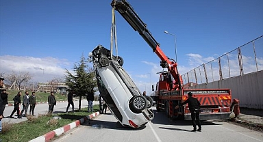 Otomobil ile hafif ticari araç çarpıştı! 5 kişi yaralandı