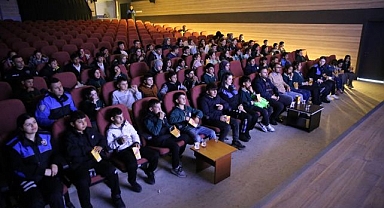 Polisler binlerce çocuğa sinema keyfi yaşattı