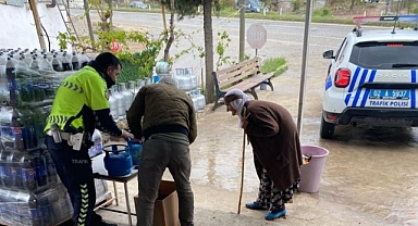 Polislerden yaşlı kadına yardım eli