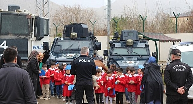 Polislerle beraber direksiyon başına geçtiler